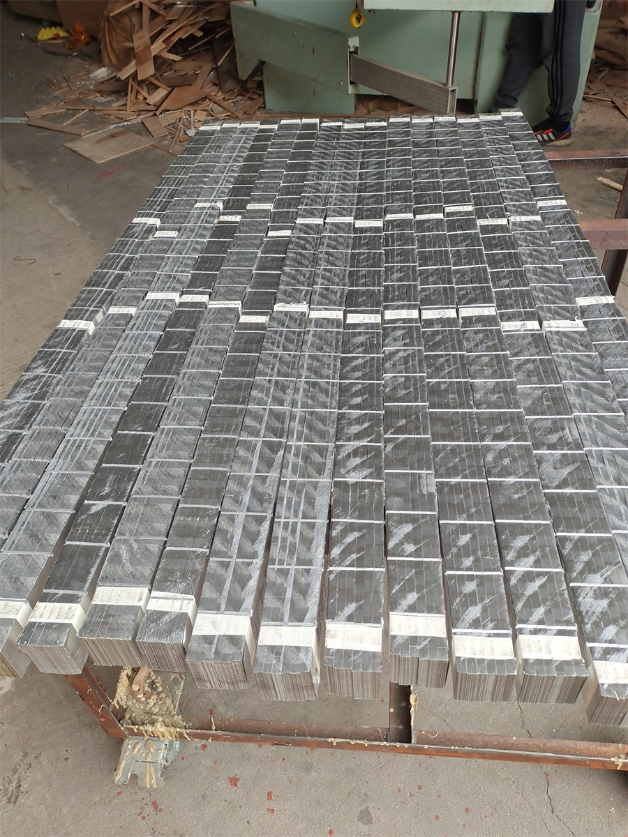 铝蜂窝芯开槽，开槽效果是排气效果好，透气