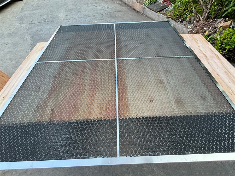 十字框铝蜂窝网包铝框